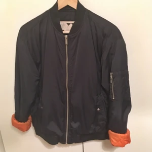  - Jacka från Junkyard. Orange på insidan! 