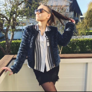  - Blå fuskpäls från vila i stl S, bra skick 