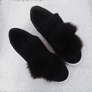 🐰 NYA SNEAKERS (BIANCO) MED PÄLSBOLLAR 🐰  Nyinköpta svarta sneakers i mockaimitation & med rejäl flatformsula (ca 2,5-3 cm). Två stora pälsbollar (oäkta päls) döljer skornas snörning på vardera sko samt fungerar som snygg detalj.  Använda max 3 ggr, köpta i somras för 699 kr.  Märke: Bianco.  🌹 Köpare står för frakt 🌹