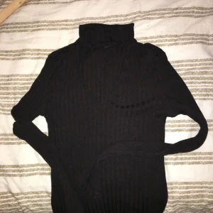  - Topp från Monki med en "inbyggd" choker. 