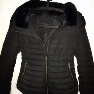 En svart Zara jacka, vinterjacka i storlek S. Nypris 899:- Små defekter/slitningar (bild 2/3) som inte syns mycket. :) (80:- frakt tillkommer)