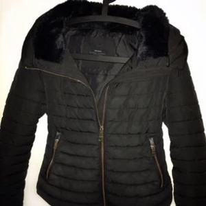  - En svart Zara jacka, vinterjacka i storlek S. Nypris 899:- Små defekter/slitningar (bild 2/3) som inte syns mycket. :) (80:- frakt tillkommer)