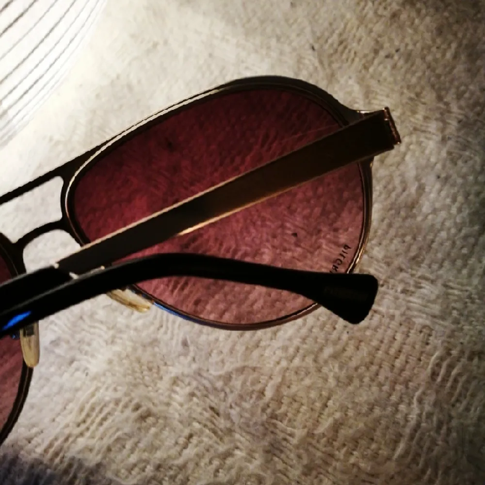 Glod framed sunglasses. Come with the original leather box.. Accessoarer.