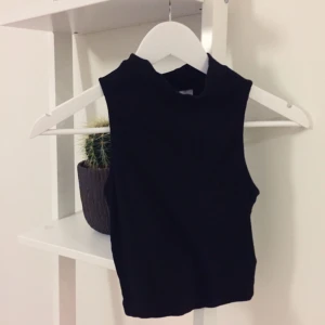  - Svart croptop, oanvänd