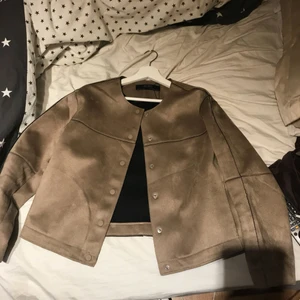  - Passar S oxå! Använd 1 gång så i snygg skick! Köparen står för frakten, nypris 599kr 