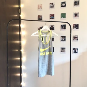  - Träna i lycka med Nike! Glad gul färg i bekvämt material. Mötes upp i Stockholm eller fraktas. ❣️