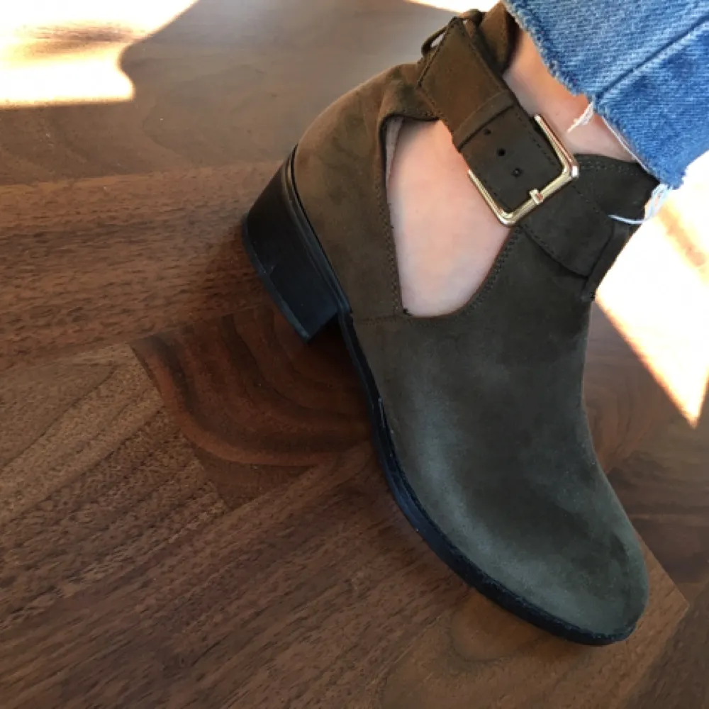 River Island-skor. Köpta tidigare i år och använda endast en gång! Färgen är mörkgrön.   Kan mötas upp i Stockholm, annars står köparen för frakten. . Skor.