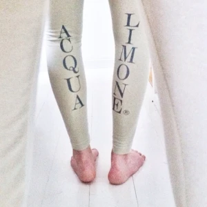  - OBS! Säljer ett par gråa tights och inte beiga, med tryck på sidorna istället för baktill. +28 för frakt Märkta storlek M men rätt tighta i midjan, så tycker att dom är ett mellanting. Råkade komma emot cykelkedja, så är oljefläck på, men stör inte så mycket. Kanske går bort med något fläckborttagningsmedel, men har inget hemma!