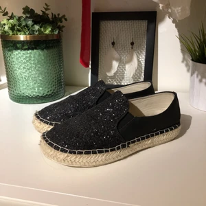  - Superfina skor som tyvärr är förstora för mig. Köpta i somras och har använt ca 3 gånger!