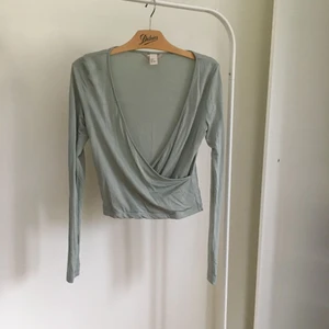  - Jättefin turkos/grå topp från hm. Går att ha både med urringning framåt, men också bak och fram så att den blir djup i ryggen