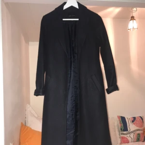  - Längre kappa, mörkblå. Köpt i London. 