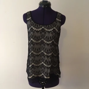  - spetslinne köpt i paris i den franska butiken pimkie. hur fint som helst till mörkrött läppstift och lite retrolockar. som nytt. kmr lägga upp många annonser närmsta tiden och ju fler plagg du vill ha, desto större mängdrabatt får du. möts upp i sthlm eller skickar om du betalar frakten.