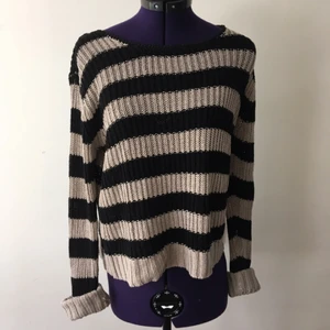  - stickad tröja i lite kortare modell. skön och inte det minsta stickig. kvaliteten är som om den vore ny. det står S, men passar även de som har XS-M. kmr lägga upp många annonser närmsta tiden och ju fler plagg du vill ha, desto större mängdrabatt får du. möts upp i sthlm eller skickar om du betalar frakten.