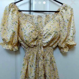  - Söt blommig klänning med puffärmar 🌼 150 inkl frakt (pågående bud: 225kr) Har inte hand om postens slarv! 🤗