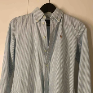  - Säljer min fina Ralph Lauren skjorta, den är i storlek x-small, säljer för 200kr, kan frakta men du får betala frakten själv (63kr), annars möts jag upp i Stockholm, betalning sker via swish, hoppas det är något för dig!☺️