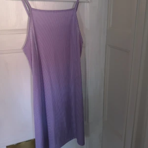  - Slipklänning, ljuslila från Weekday 