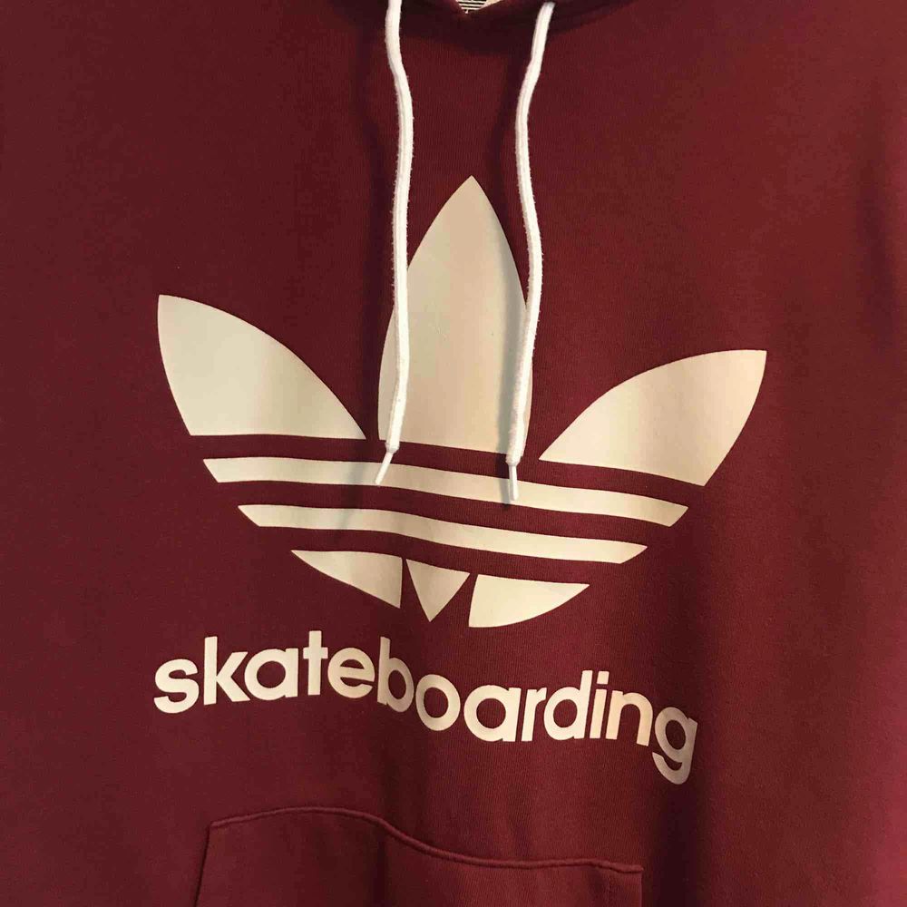 Skön hoodie från Adidas Skateboarding i storleken M. Finns i Stockholm alternativt postar, köpare står för frakt.. Huvtröjor & Träningströjor.