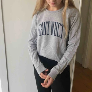  - Collage tröja från gant som ej är i min stil. Nypris 1099kr och använd fåtal gånger. Köpt på tjej-avdelningen men passar alla då den ej är figursydd. 