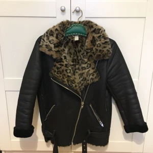  - Skitsnygg vinterjacka i bikermodell med leopardfoder från H&M i strl 38. Använd fåtal gånger i vintras. Rökfritt och djurfritt hem. Möts upp i Sthlm eller skickas :) 
