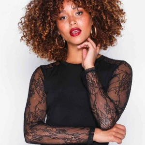  - Svart topp ifrån Nelly.com med prislapp kvar, (nypris 349) köparen står för frakt