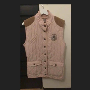  - Lexingtonväst i storlek L använd ett fåtal gånger. Nypris 2000 kr.