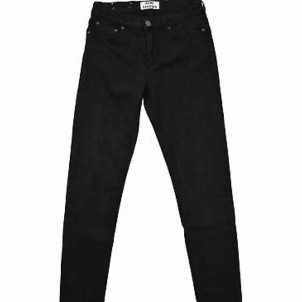 Jätte snygga och användbara Acne slim fit jeans som inte kommer till användning. Sparsamt använda, så de är som nya!    🌻🌻🌻  Köpta för 1 399kr på NK    Frakt tillkommer!. Jeans & Byxor.
