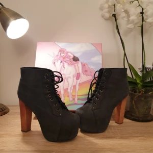  - Äkta skinn Jeffrey Campbell Lita klackar!! Använda fåtal gånger, bra skick! Skönaste klackar man kan ha. Original kartong medföljer såklart! 