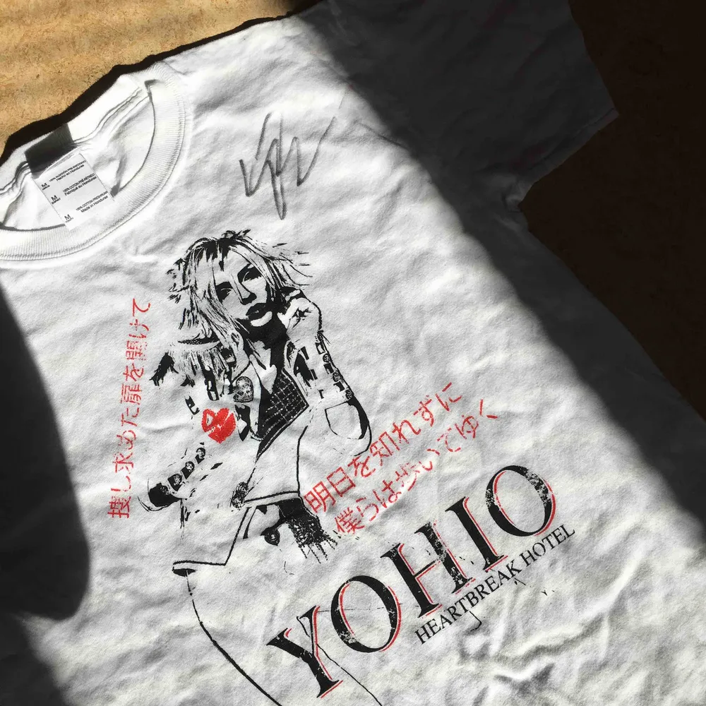 Yohio T-shirt med hans riktiga autograf (har aldrig haft på mig den) frakten står köparen  . T-shirts.