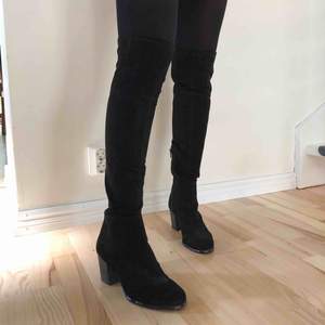 Svarta overknee boots med liten klack