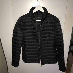  - Svart dunjacka från Massimo Dutti i storlek M. Perfekt jacka till hösten med en tshirt eller hoodie under! Använd väldigt fåtal gånger. Köparen står för frakt och pris kan diskuteras vid snabb affär! 