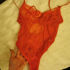  - Snygg spets body i färgen röd, storlek s 