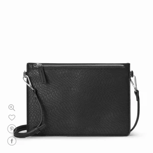  - Ny Carin Wester väska! Aldrig använd. Svart med mönster av ett ormskinn. Bandet som man får till går att byta ut:) Swishbetalning, vid frakt står köparen för fraktkostnad!