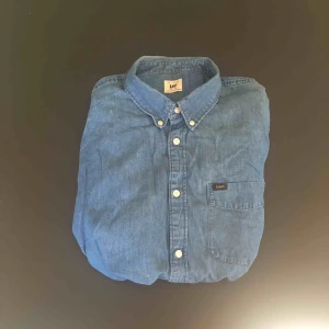  - Blå jeansskjorta från Lee i storlek XL
