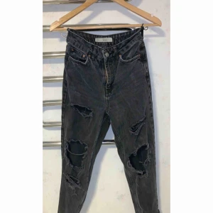  - Riktigt snygga jeans , köpta ifrån Nelly.  Storlek W25 , L32.  Nypris:599kr 