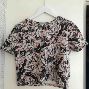  - T-shirt som typ är en magtröja. Den är orangeaktig och i ett lite skummigt material som gör att den håller formen! Den är också inget glansigt material som gör den väldigt bekväm