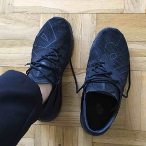  - Svarta Nike air. Använda men bra skick. Kan mötas upp eller skicka för 50kr