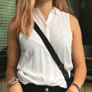  - Vit skjorta utan ärmar från H&M!  Använts ca 3 gånger! Bra skick! Kund betalar frakt!