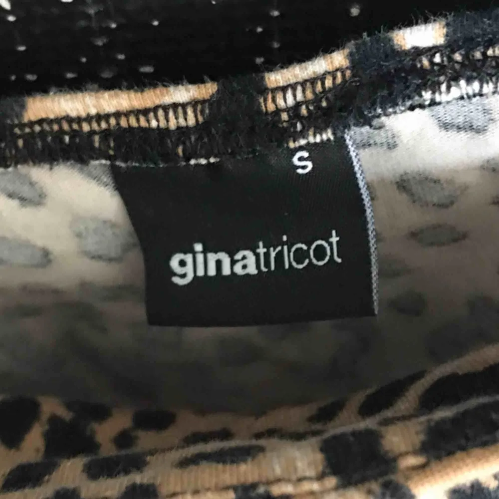 Leopard linne från Gina Tricot. Stolek S.. Toppar.
