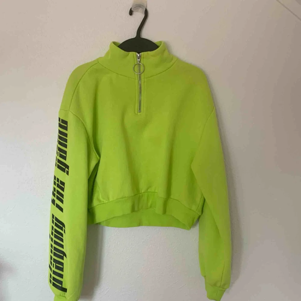 Neon grön HM crop top tröja, är i perfekt skick. . Tröjor & Koftor.