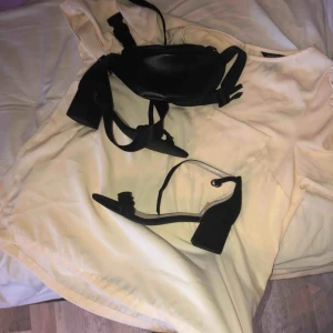  - Tshirt/blus storlek S så fin och passar till allt! Möter I Göteborg Stenungsund och Tjörn. Och om den skulle vilja bli fraktad står köparen för det. Hoppas den hittar en ägare som rockar den💕 