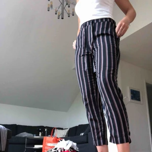  - Randiga kostymbyxor från mango. Köpta för 200kr och är i bra skick! Har ett knytband i midjan och en dragkedja på sidan. Svarta/vita/röda. De är i strl M men är väldigt små i storleken.