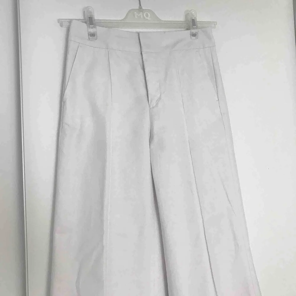 Vita flare kostymbyxor i 100% bomull. Nypris 2100:- aldrig använda.. Jeans & Byxor.