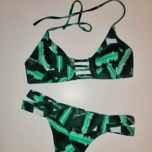  - Bikini med palmblad som mönster, knappt använd. Brasilian passform på trosan. Köparen står för frakten 