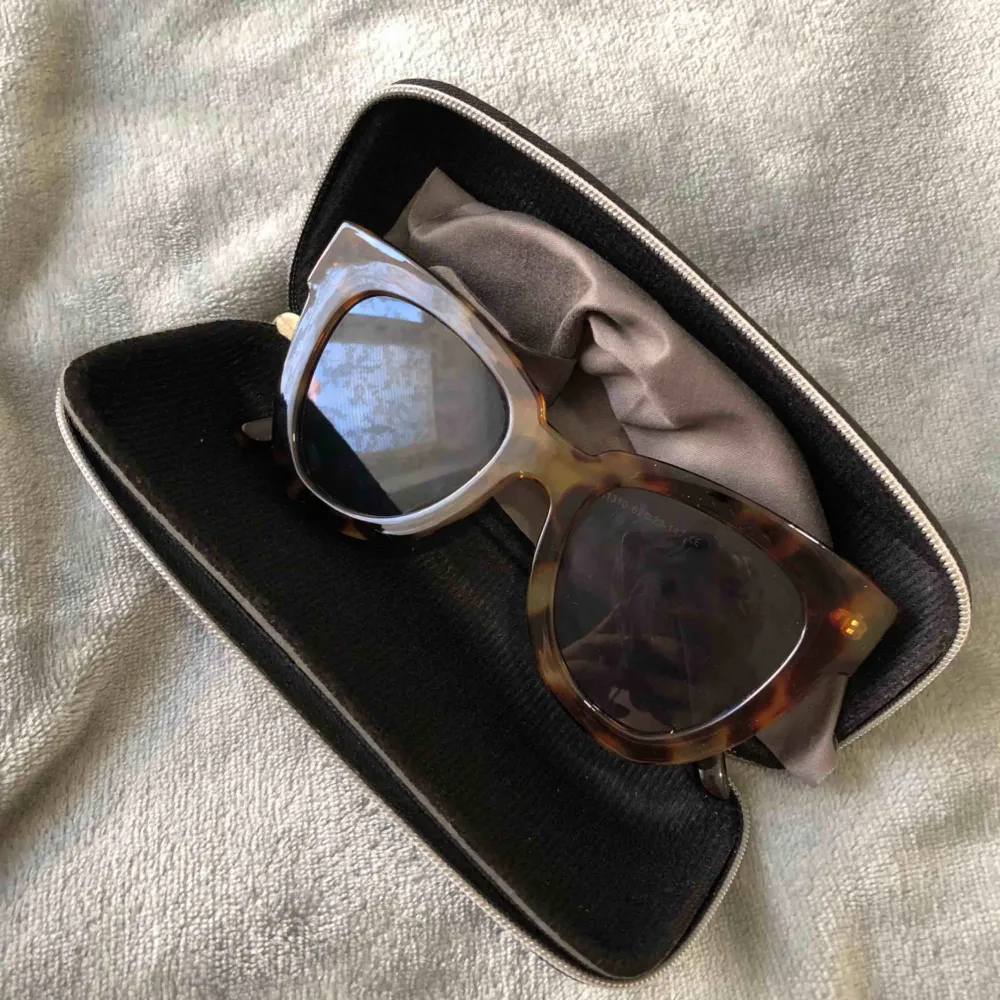 Snygga solglasögon med melerad båge! Knappt använda och sköna!! ☀️. Accessoarer.