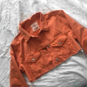  - Helt ny jeans jacka från Pull & Bear som köptes härom veckan - alltså oanvänd! Den är kort i modellen vilket kan vara bra att veta när ni köper jackan! 
