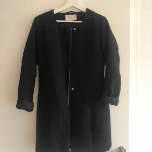  - Svart kappa från VILA