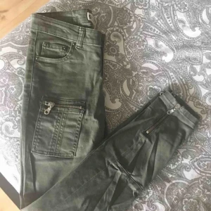  - Snygga cargobyxor Dragkedja på benslutet Använda 2-3ggr Vid intresse o frågor, hör av er! Frakten betalas av köparen om vi inte kommit överens om ett paketpris❤️