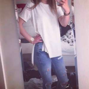  - Säljer min supersköna T-shirt med en slits vid höfterna. Superskönt material & fin!