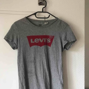  - Grå Levis tröja som passar till vardagen, knappt använd och i bra skick! 