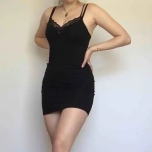  - jättefin svart ribbad klänning/nattlinne i perfekt skick. spetsdetaljer vid brösten och banden är reglerbara. storlek S men skulle även passa M. fraktkostnad tillkommer 🕷